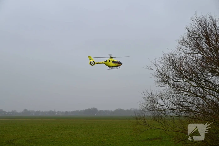 Auto ramt meerdere bomen, bestuurder uit auto geslingerd
