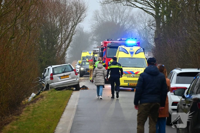 Auto ramt meerdere bomen, bestuurder uit auto geslingerd