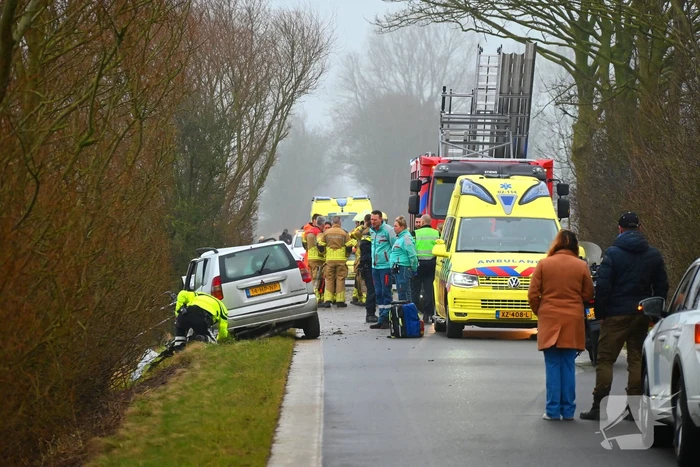 Auto ramt meerdere bomen, bestuurder uit auto geslingerd