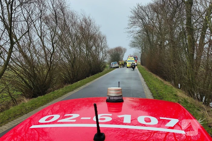 Auto ramt meerdere bomen, bestuurder uit auto geslingerd