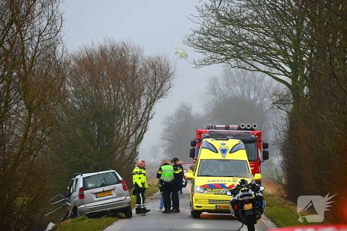 Auto ramt meerdere bomen, bestuurder uit auto geslingerd