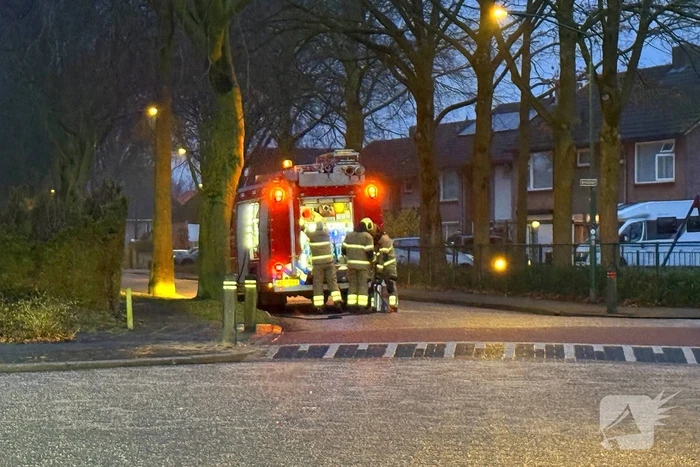 Brandweer reinigt oliespoor op wegdek