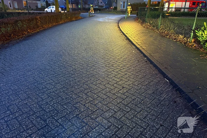 Brandweer reinigt oliespoor op wegdek