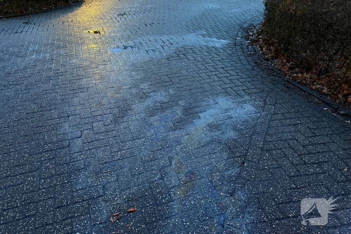 Brandweer reinigt oliespoor op wegdek