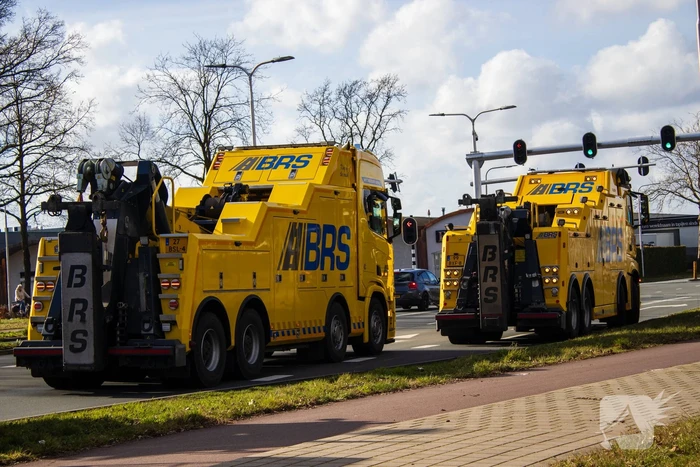 Vrachtwagentrailer met aardappelen kantelt