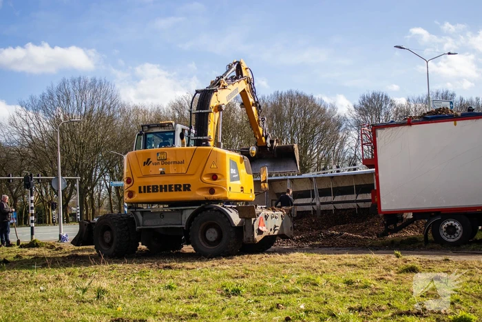 Vrachtwagentrailer met aardappelen kantelt