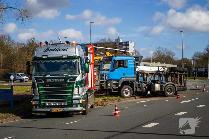 Vrachtwagentrailer met aardappelen kantelt