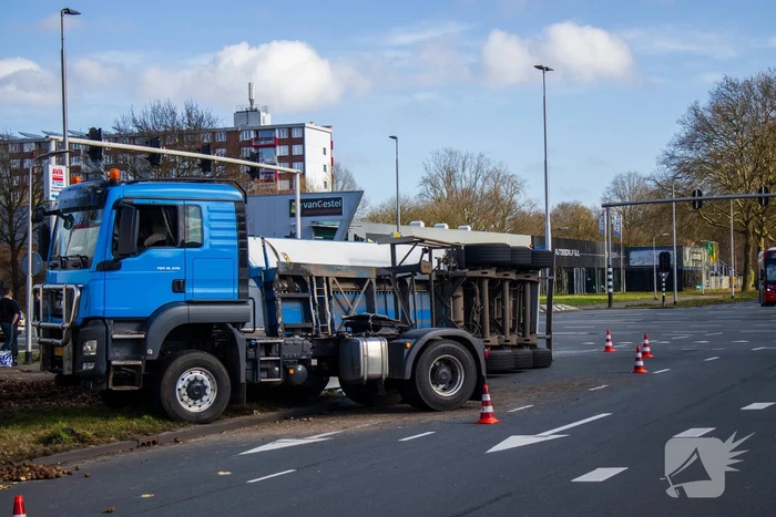 Vrachtwagentrailer met aardappelen kantelt