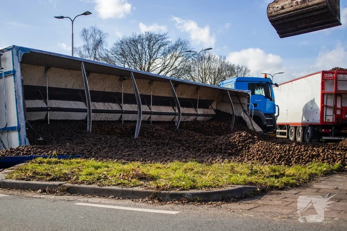 Vrachtwagentrailer met aardappelen kantelt