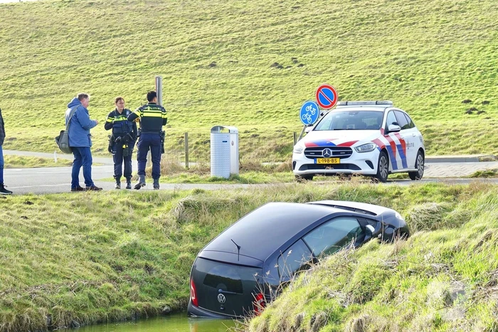 Voertuig belandt in water na vergeten handrem