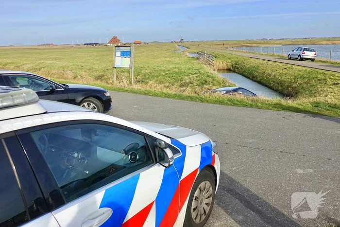 Voertuig belandt in water na vergeten handrem