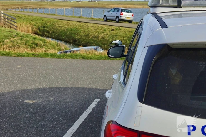 Voertuig belandt in water na vergeten handrem