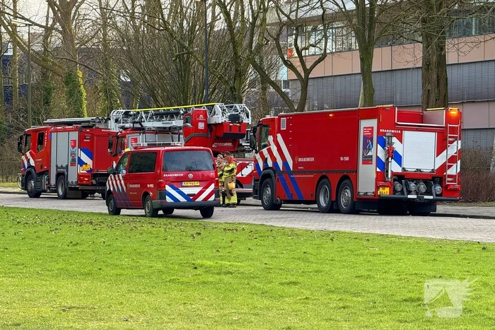 Smeulende relais zorgt voor rookontwikkeling in bedrijfspand