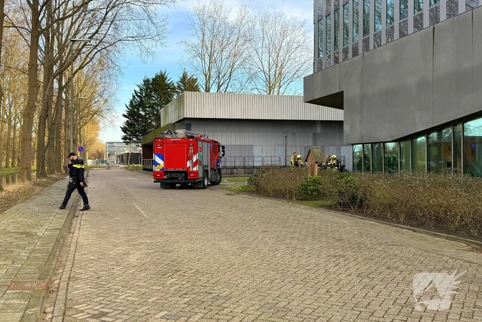 Smeulende relais zorgt voor rookontwikkeling in bedrijfspand