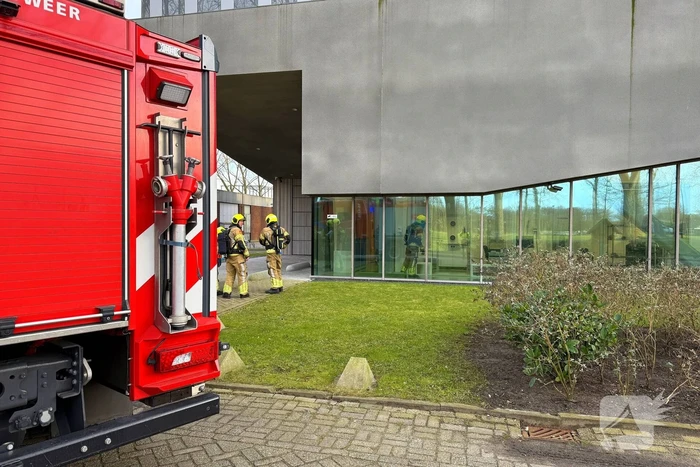 Smeulende relais zorgt voor rookontwikkeling in bedrijfspand