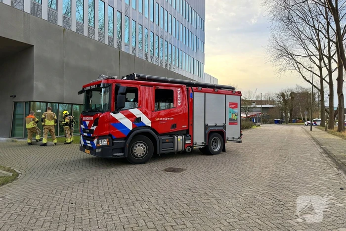Smeulende relais zorgt voor rookontwikkeling in bedrijfspand
