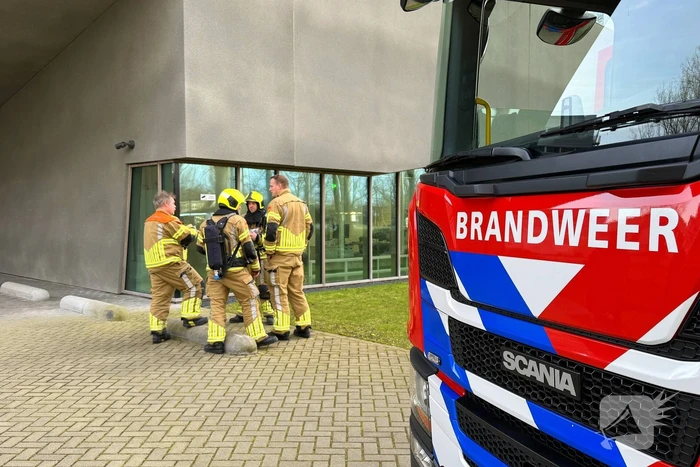 Smeulende relais zorgt voor rookontwikkeling in bedrijfspand