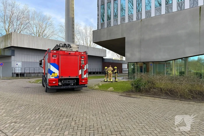 Smeulende relais zorgt voor rookontwikkeling in bedrijfspand