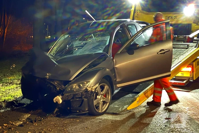 Gewonde nadat auto tegen boom klapt