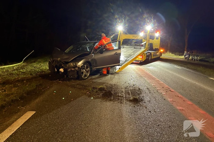 Gewonde nadat auto tegen boom klapt