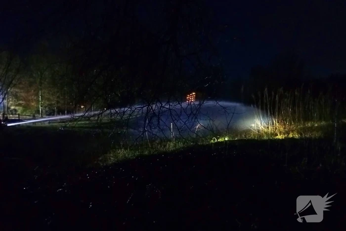 Brandweer blust brandend riet