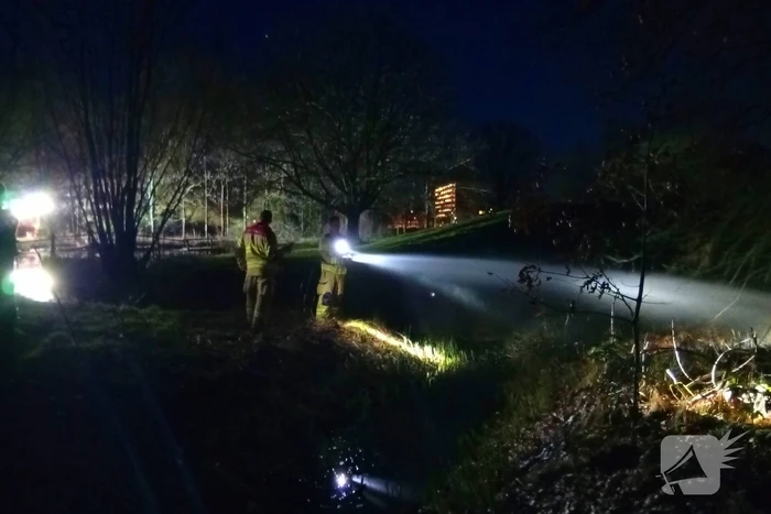 Brandweer blust brandend riet