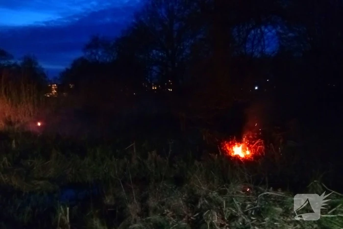 Brandweer blust brandend riet