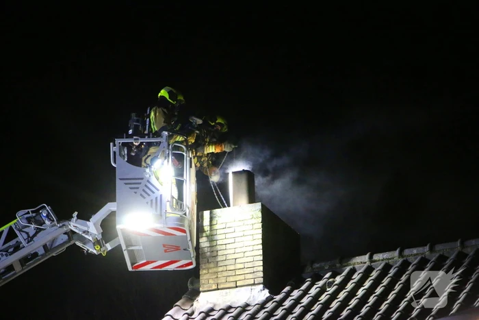 Brand in schoorsteen van woning
