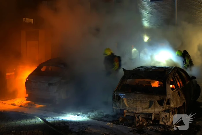 Twee auto's in vlammen op gegaan na vermoedelijke brandstichting