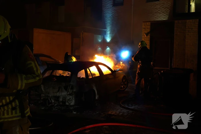 Twee auto's in vlammen op gegaan na vermoedelijke brandstichting