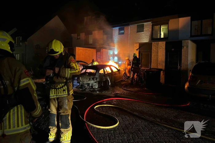 Twee auto's in vlammen op gegaan na vermoedelijke brandstichting