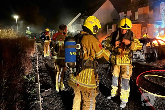 Twee auto's in vlammen op gegaan na vermoedelijke brandstichting