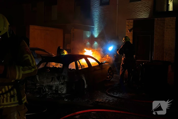Twee auto's in vlammen op gegaan na vermoedelijke brandstichting