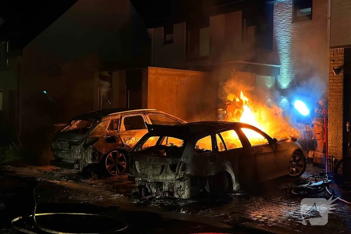 Twee auto's in vlammen op gegaan na vermoedelijke brandstichting
