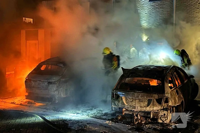 Twee auto's in vlammen op gegaan na vermoedelijke brandstichting