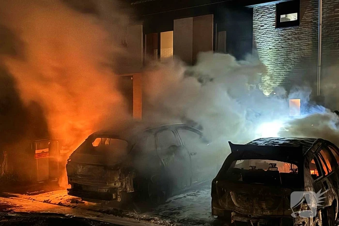 Twee auto's in vlammen op gegaan na vermoedelijke brandstichting