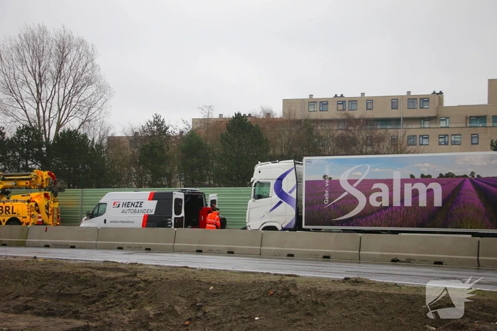 Vrachtwagen met klapband veroorzaakt flinke file