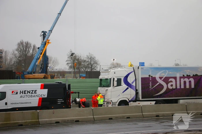 Vrachtwagen met klapband veroorzaakt flinke file