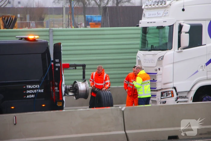Vrachtwagen met klapband veroorzaakt flinke file