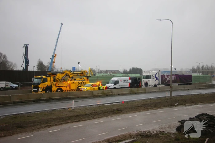 Vrachtwagen met klapband veroorzaakt flinke file