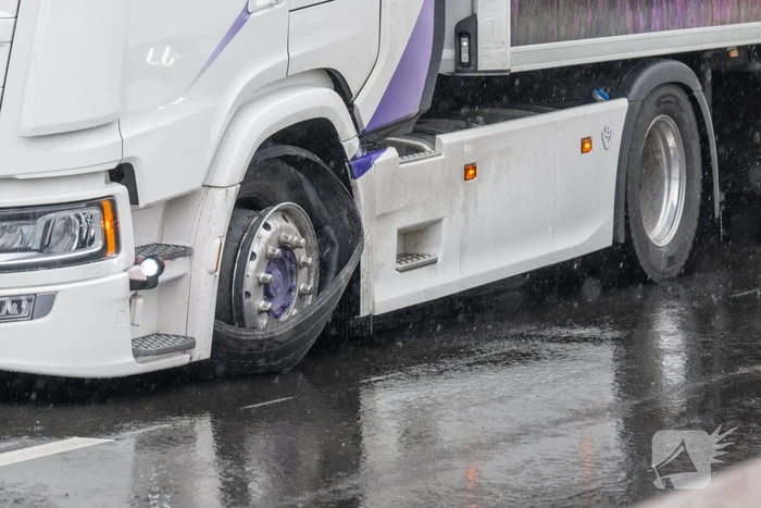 Vrachtwagen met klapband veroorzaakt flinke file