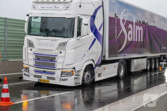 Vrachtwagen met klapband veroorzaakt flinke file