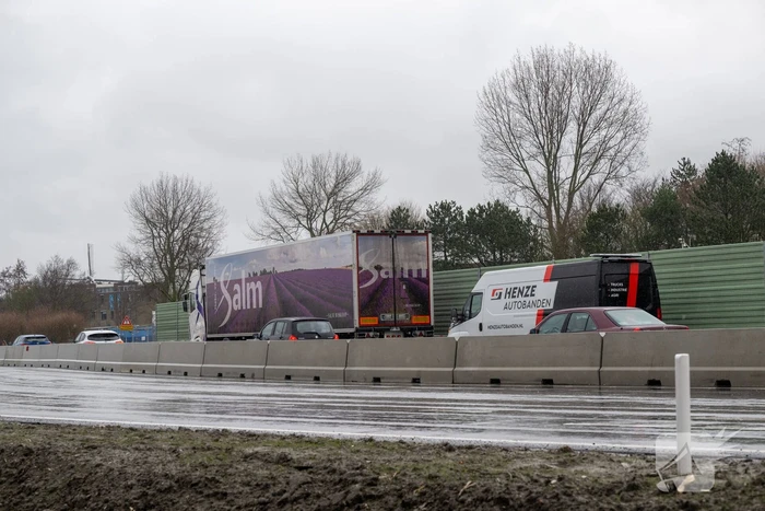 Vrachtwagen met klapband veroorzaakt flinke file