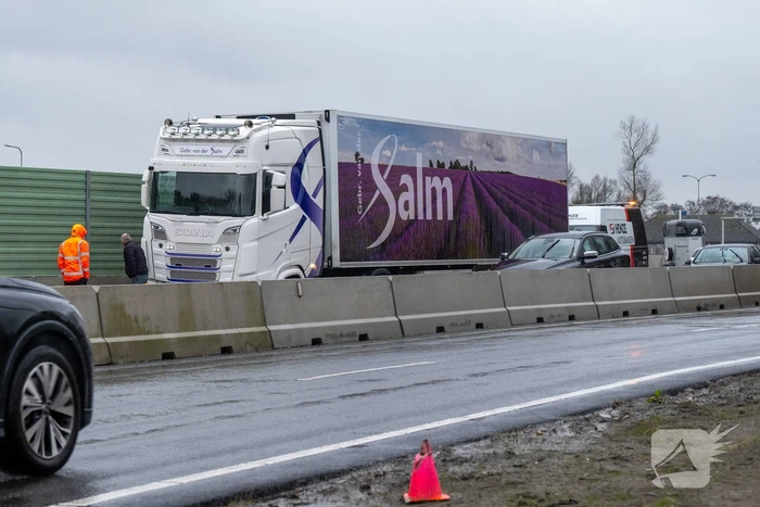 Vrachtwagen met klapband veroorzaakt flinke file