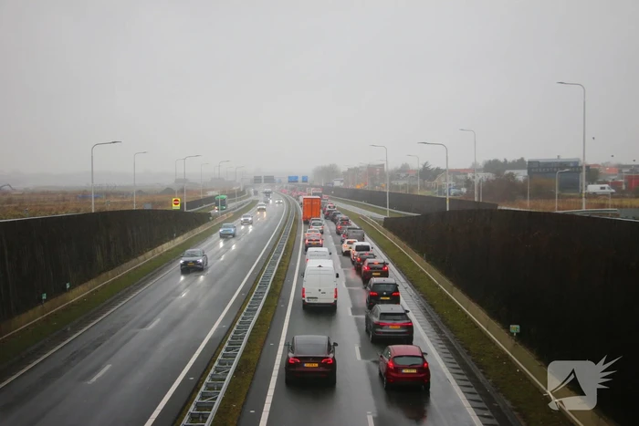 Vrachtwagen met klapband veroorzaakt flinke file