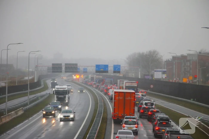 Vrachtwagen met klapband veroorzaakt flinke file