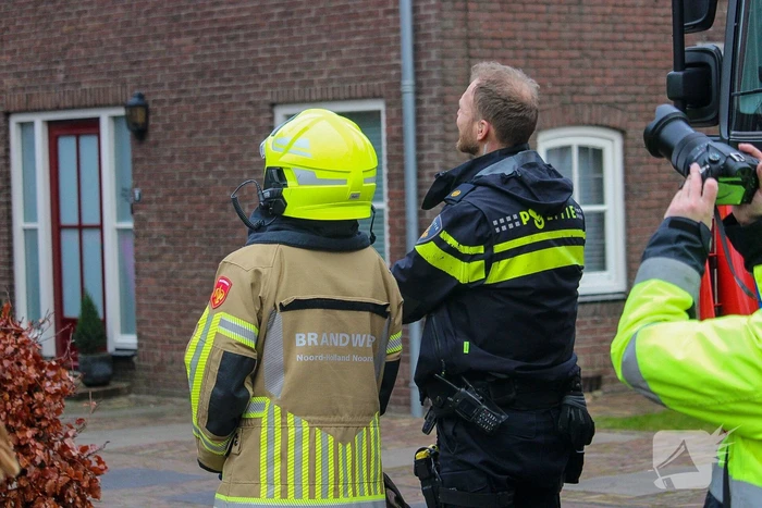 Brandweer verwijdert schoorsteen na brand