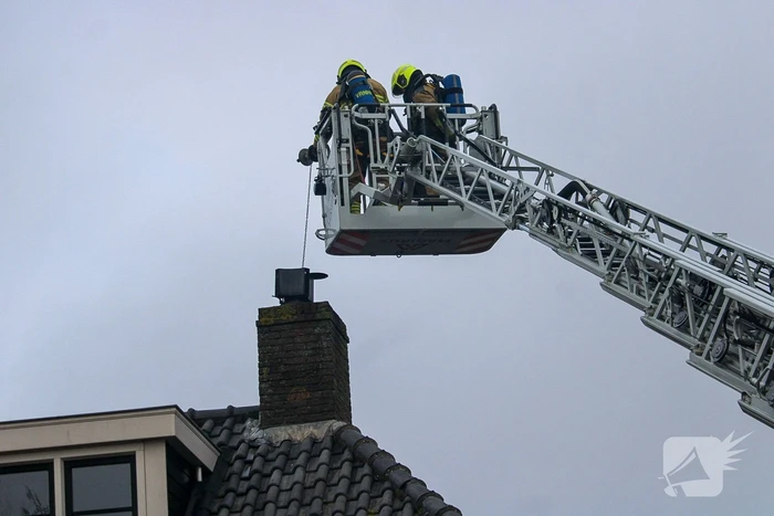 Brandweer verwijdert schoorsteen na brand
