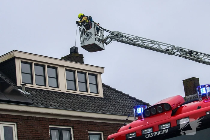 Brandweer verwijdert schoorsteen na brand