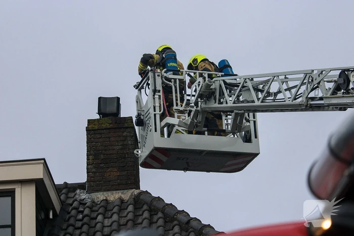 Brandweer verwijdert schoorsteen na brand